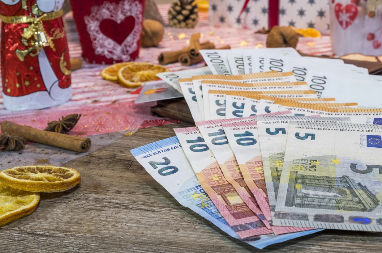 Vlada Slovenije službeno je potvrdila uvođenje obvezne božićnice: Ove godine u iznosu 639 eura