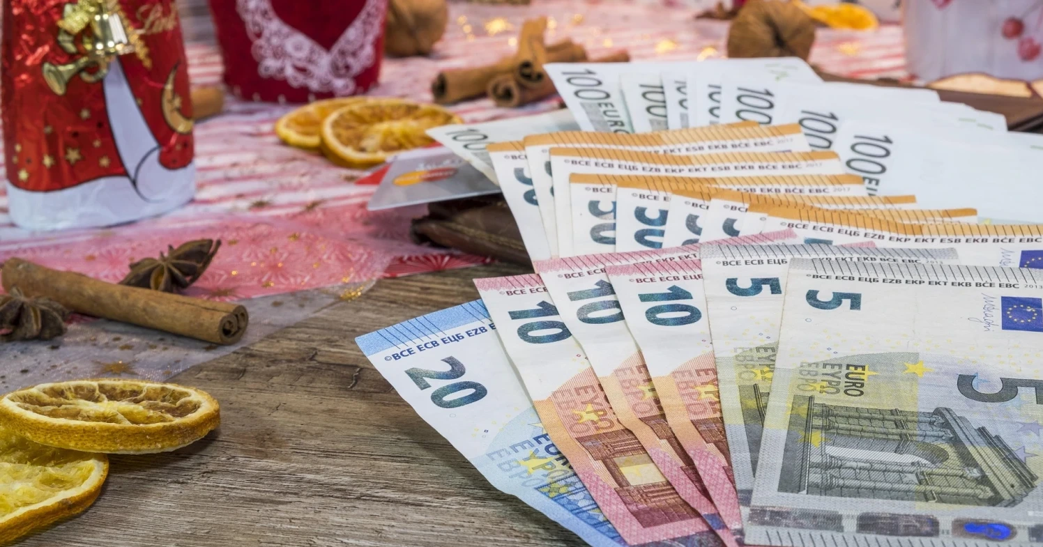 Vlada Slovenije službeno je potvrdila uvođenje obvezne božićnice: Ove godine u iznosu 639 eura