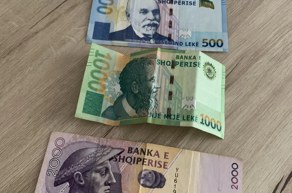 Albanija 2026. podiže minimalnu plaću s 414 na 517 €, cilj je 700 € do 2029.