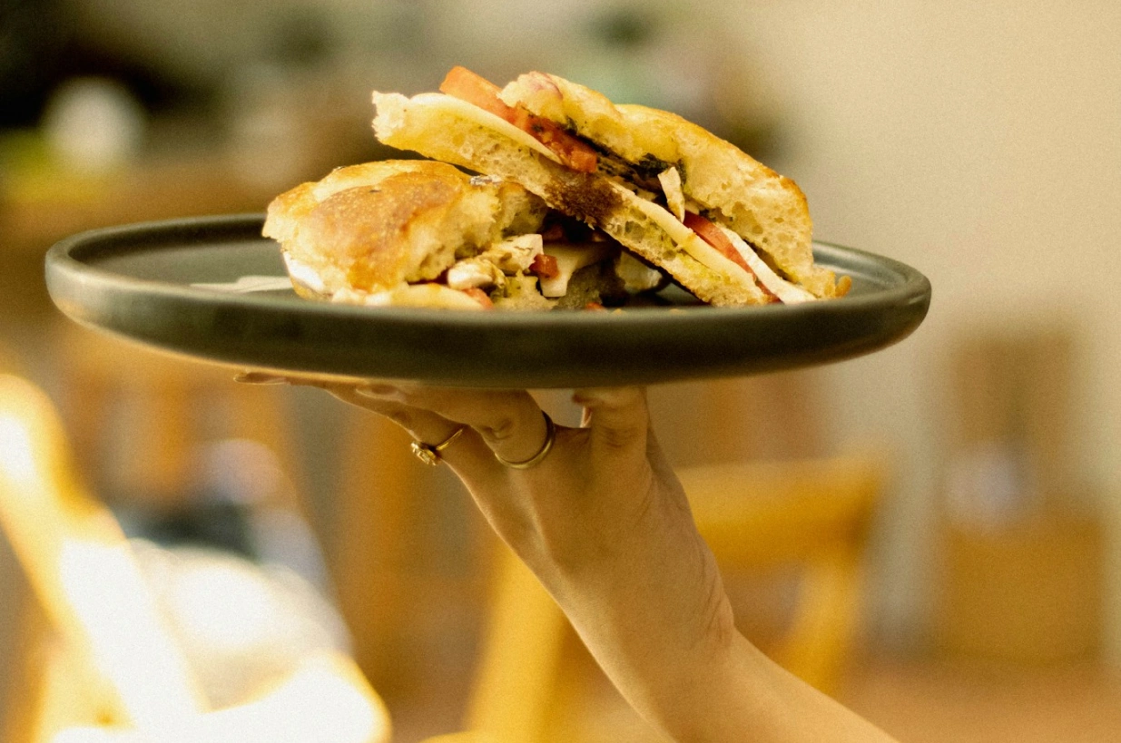 Konobarica u Njemačkoj﻿ sa zaradom 4.000 € neto pokrenula burnu raspravu: 'Više od mnogih visokoobrazovanih'