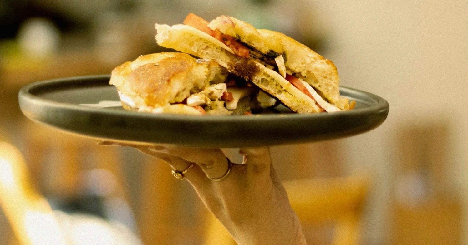 Konobarica u Njemačkoj﻿ sa zaradom 4.000 € neto pokrenula burnu raspravu: 'Više od mnogih visokoobrazovanih'